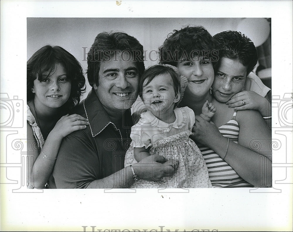 1985 Press Photo Ami Zilembo &amp; parents Tami &amp; Billy &amp; sisters Erica &amp; Anne - Historic Images