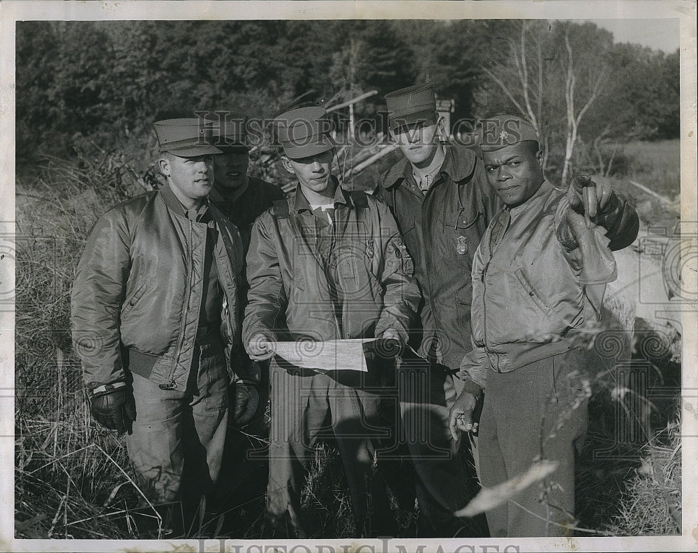 1961 Press Photo Maj. C. D. Lester Jr. &amp; others search for missing Lincoln woman - Historic Images