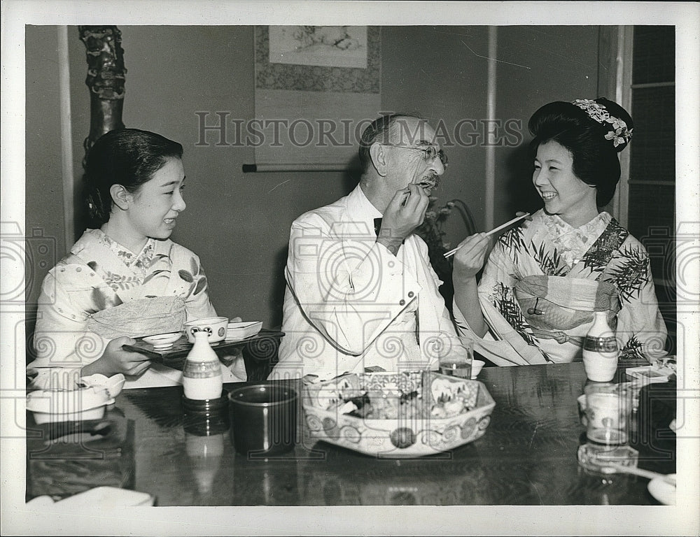 1938 Press Photo travel author Bruno Lessing dining in Japan - Historic Images