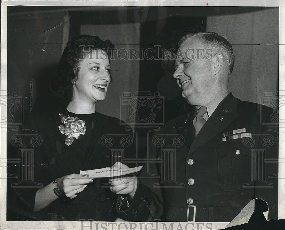 1946 Press Photo Brig. Gen. Burton O. Lewis gives cash award to Miss Jean - Historic Images