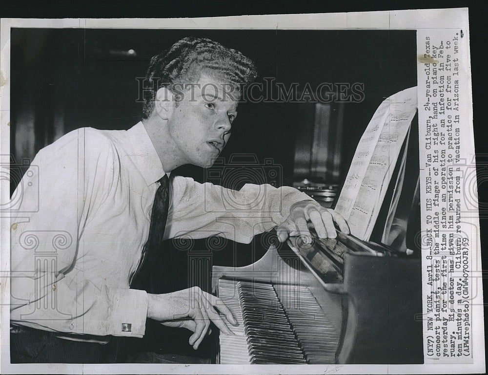 1959 Press Photo Texas Concert Pianist Van Cliburn After Finger Surgery - Historic Images