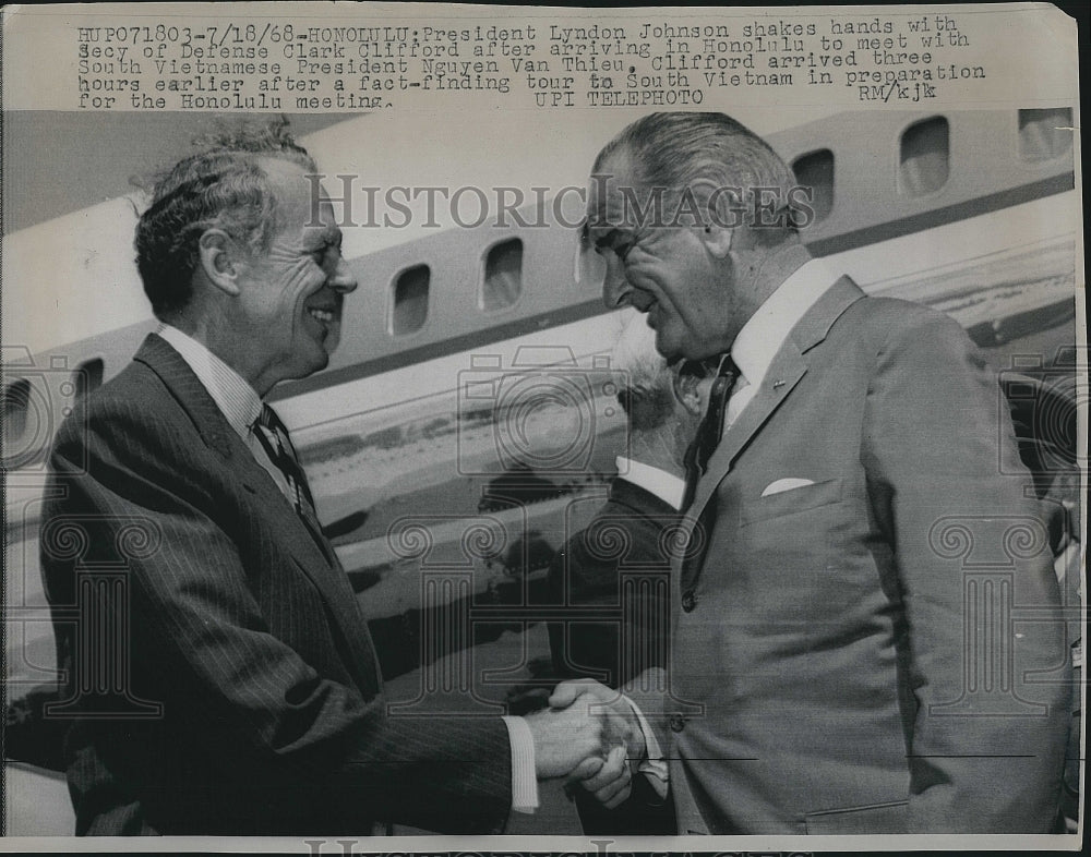 1968 Press Photo President Johnson with Defense Secretary Clarke Clifford - Historic Images