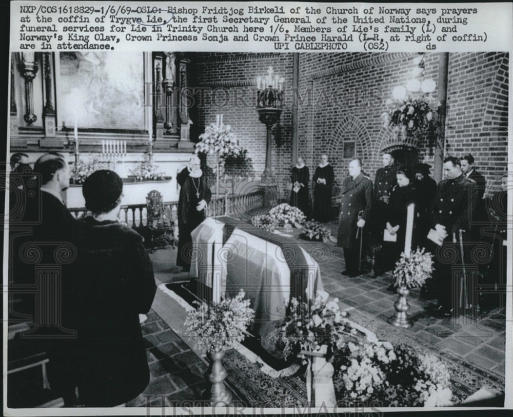 1969 Press Photo Bishop Fridtjog Birkeli Prays Over Coffin of UN Gen. Lie - Historic Images