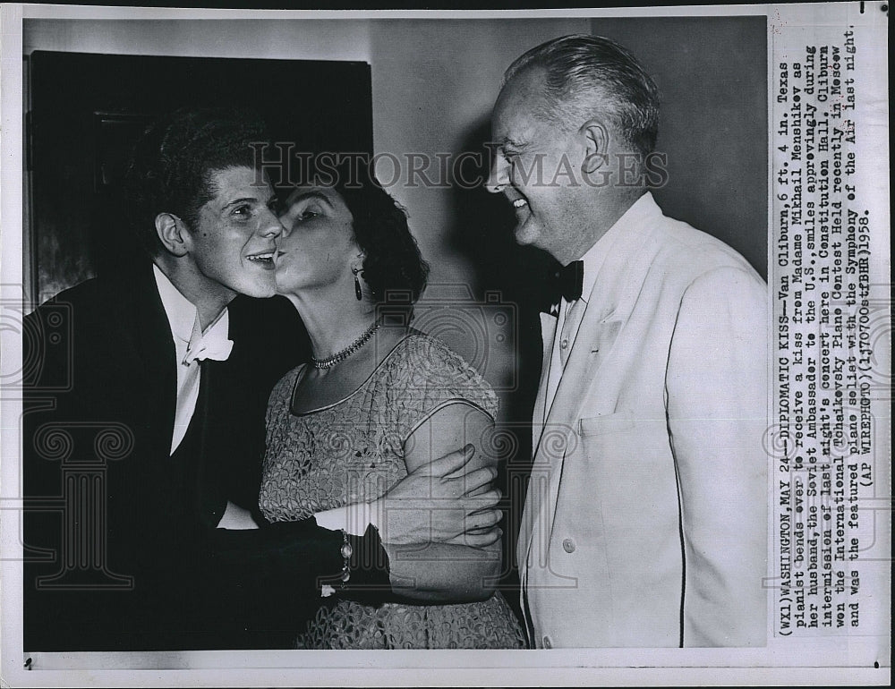 1958 Press Photo Pianist Van Cliburn received kissed from Soviet Amb. wife. - Historic Images