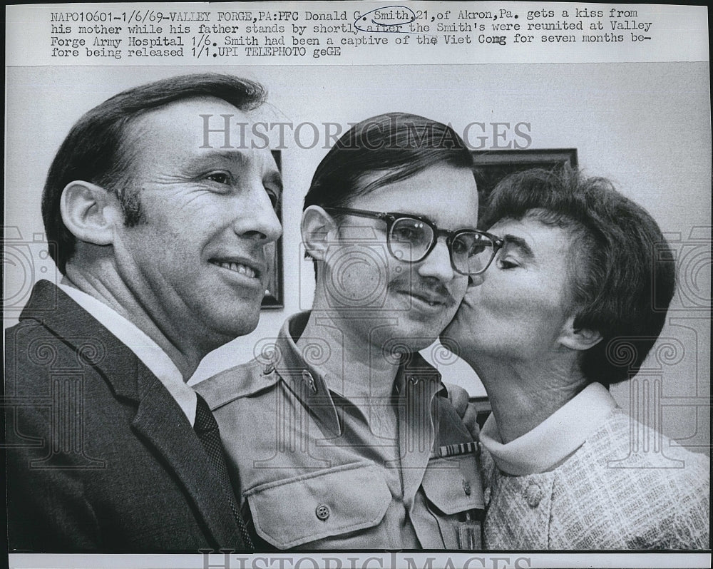 1969 Press Photo Donald G. Smith with parents after captive from Viet Cong. - Historic Images