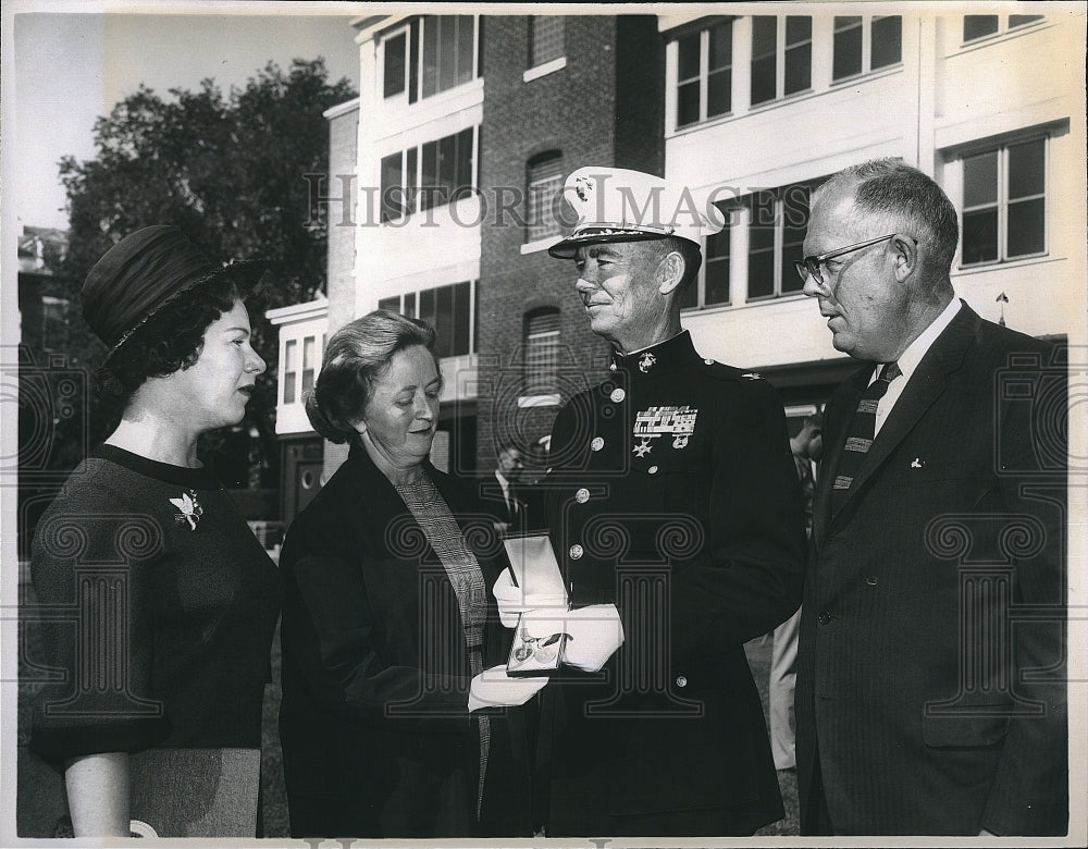 1966 Press Photo Mrs. Robert V. Frost Mrs. Margaret McWade - Historic Images