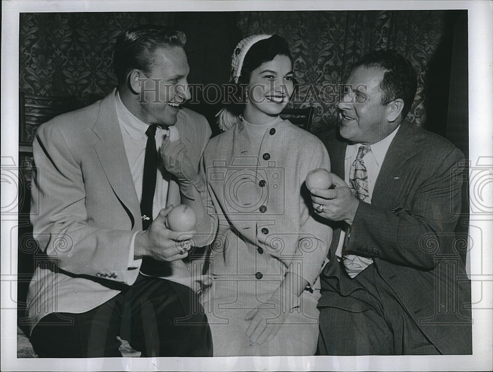 1953 Press Photo Biggie Munn, Don Dohoney &amp; &quot;Rose Queen&quot; Barbara Schmidt - Historic Images