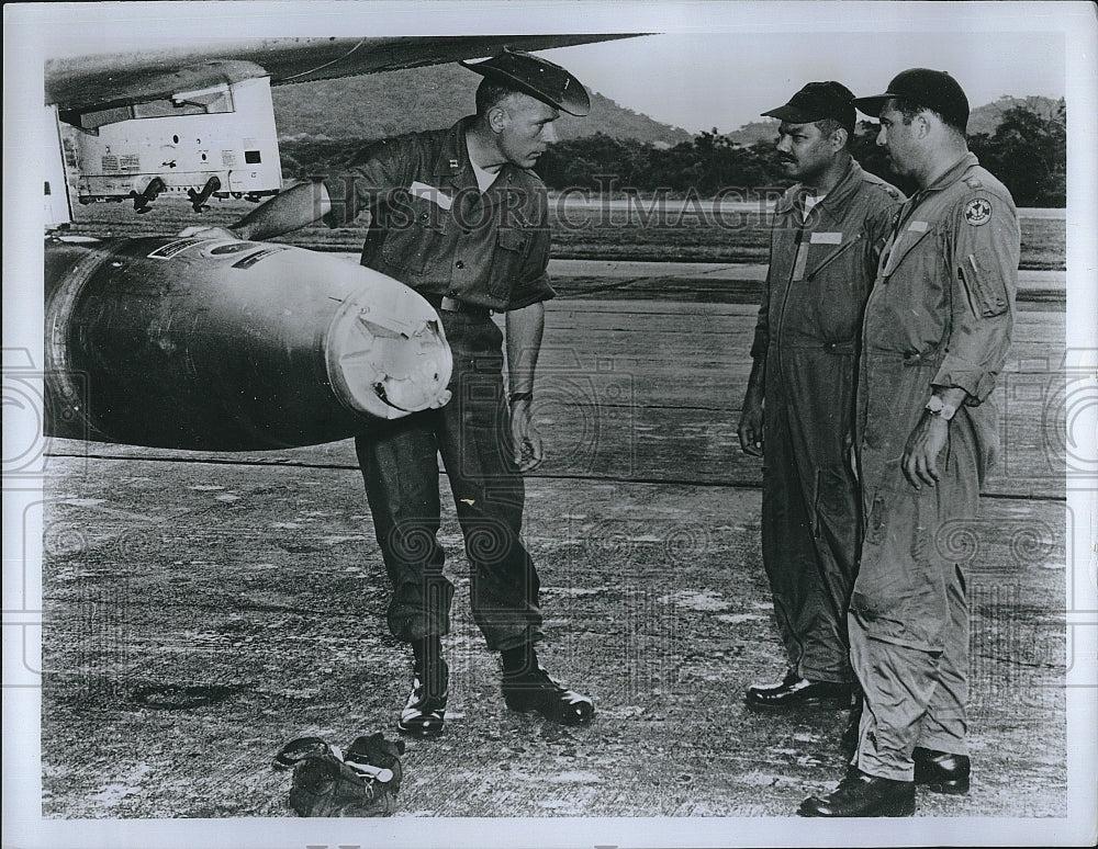1965 Press Photo Col Armando Escalon, Maj M Chincilla &amp; Capt Wm Doughtery - Historic Images