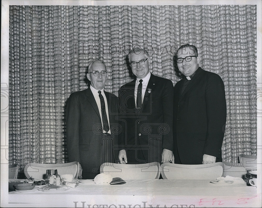 1967 Press Photo Police Chief Thomass O&#39;Brien &amp; Fr John O&#39;Brien &amp; Det John O&#39;Bri - Historic Images