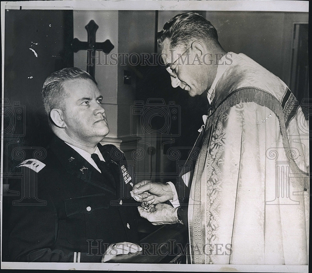 1959 Press Photo Capt Robert O&#39;Brien &amp; Chaplain HF Donovan - Historic Images