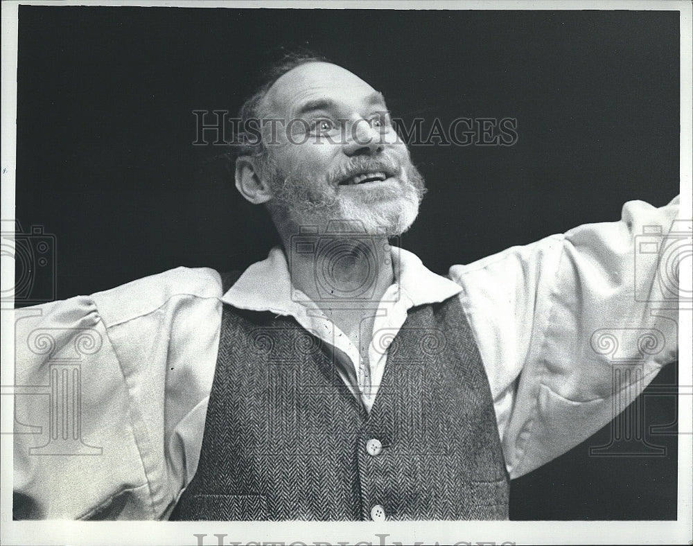 1986 Press Photo Story teller, Jay O&#39;Callahan on stage - Historic Images