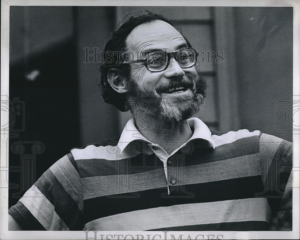 1980 Press Photo Storyteller, Jay O&#39;Callahan on stage - Historic Images