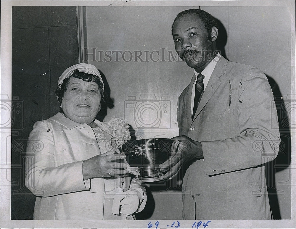 1969 Press Photo Mrs Myrtle Ollison &amp; Herman Hemmingway - Historic Images