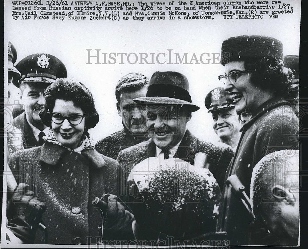 1961 Press Photo Mrs Gail Olmstead &amp; Mrs Connie McKone &amp; Air Force Sec E Zuckert - Historic Images