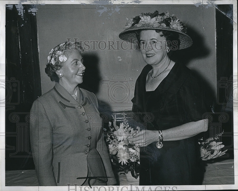 1958 Press Photo Mrs Lillian O&#39;Neill &amp; Veronica Dengel - Historic Images