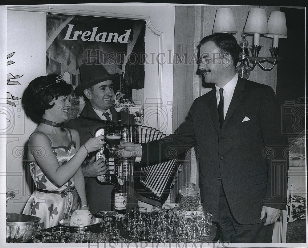 1965 Press Photo Irish Counsel General Gearold O&#39;Clerigh Gets Coffee - Historic Images