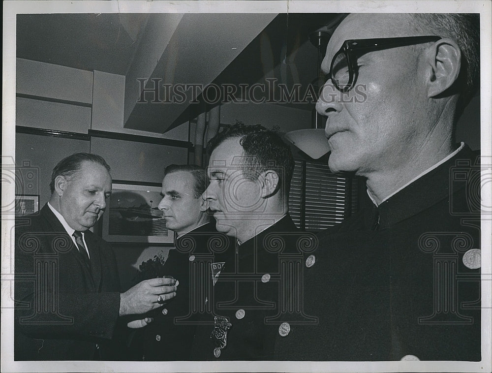 1965 Press Photo Three Boston Police received promotion with Comm.Edmund McNamar - Historic Images