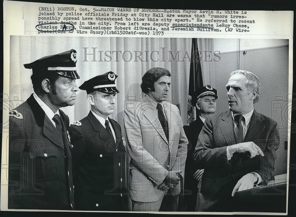 1973 Press Photo Boston Mayor Kevin H,White with Boston Poce Officers. - Historic Images