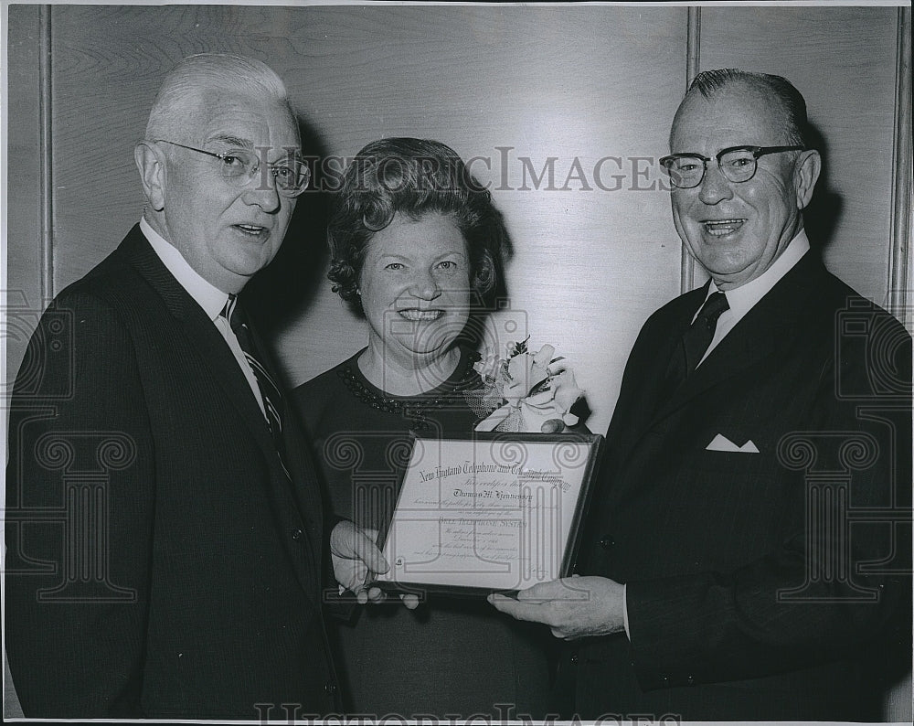 1966 Press Photo Allen G.Barry of New England Tel.present retirement certificate - Historic Images