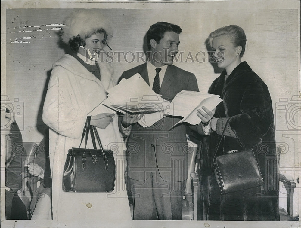 1963 Press Photo Director Bill Barnes interview Gail McGauley &amp; Elaine Moynahan. - Historic Images