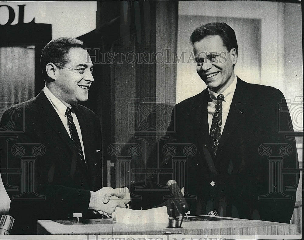 1957 Press Photo Quizmaster of NBC-TV Jack Barry congratulate Charles Van Doren. - Historic Images