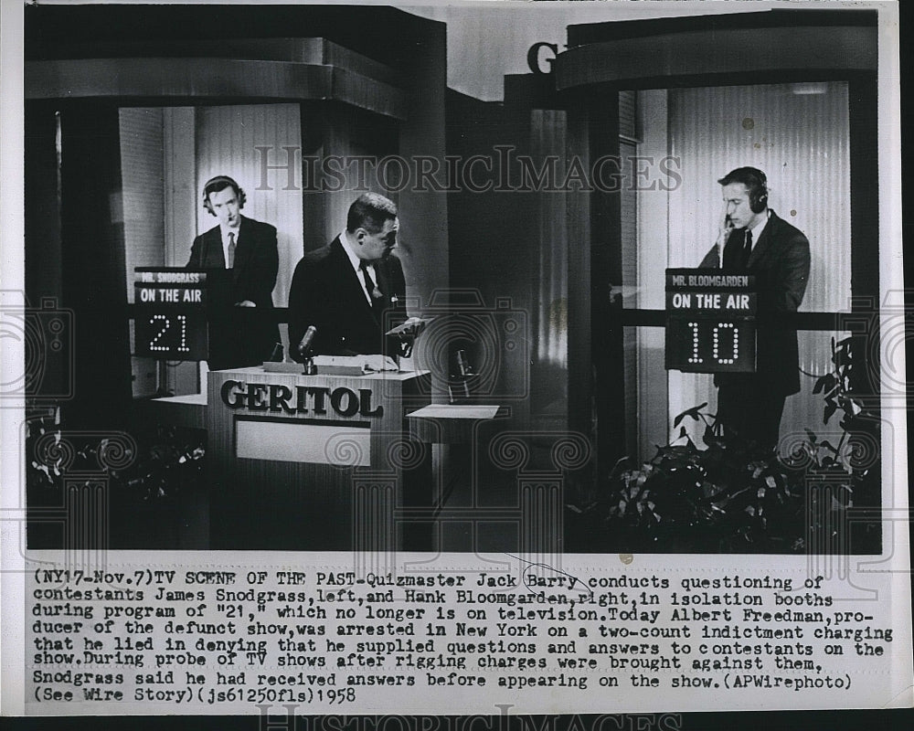 1958 Press Photo Quizmaster Jazz Barry questioned contestant in "Question 21". - Historic Images