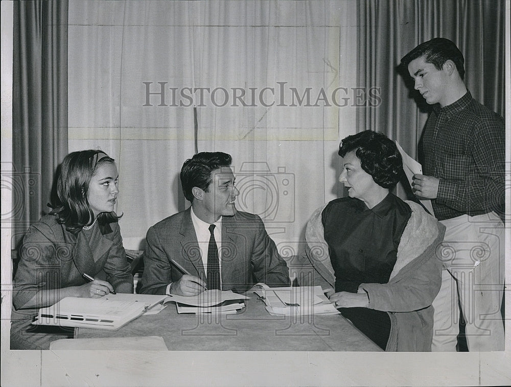 1963 Press Photo Director Bill Barnes during cast interview for &quot;The Cardinal&quot;. - Historic Images