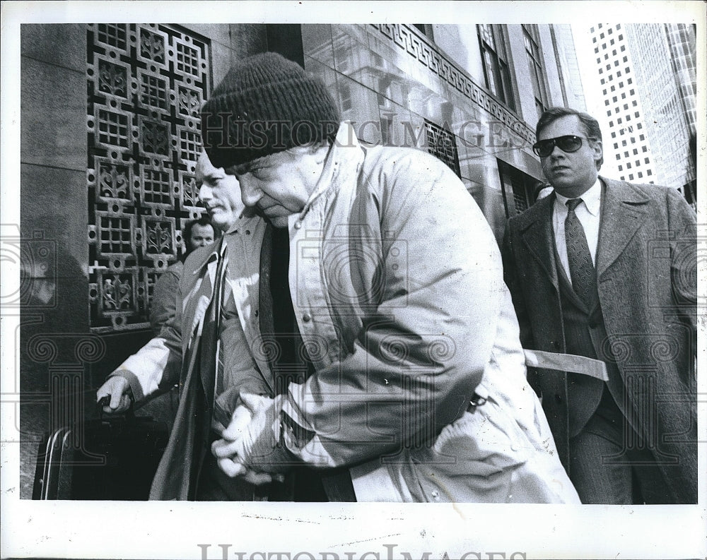 2000 Press Photo Leonard Teperow Charged in Federal Court with Book Making - Historic Images