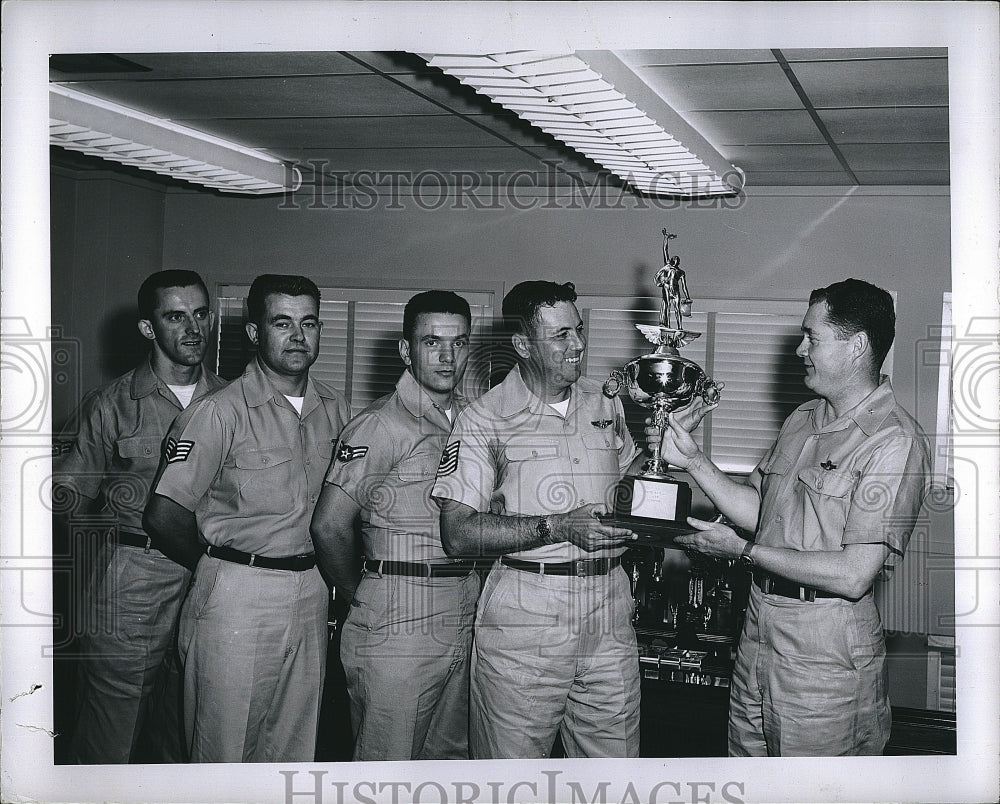 1961 Press Photo Brig. Gen. C. Terhume, Jr., Airman 2c F. Miller - Historic Images