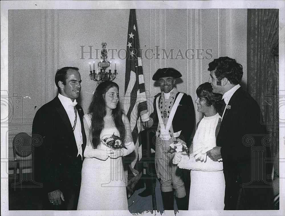 1970 Press Photo Debutante Susan Barrett &amp; Susan Cutler at Bachelors Ball - Historic Images