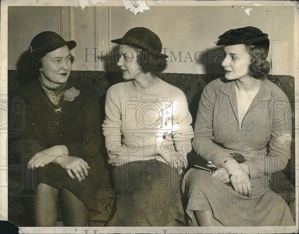 1939 Press Photo Betsy Jaques &amp; Marion Lawrence Debutantes at Vincent Club - Historic Images