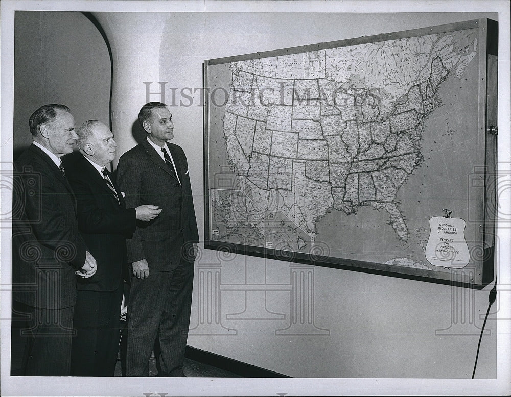 1964 Press Photo Three Leaders of Private Industry view US Map in Goodwill Ind. - Historic Images