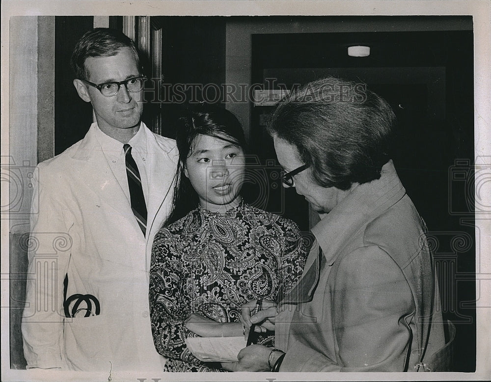 1968 Press Photo Dr. Dwight R. Robinson &amp; Mary Thuy - Historic Images