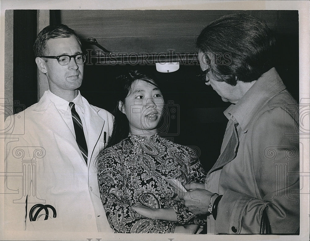 1968 Press Photo Dr. Dwight R. Robinson &amp; Mary Thuy - Historic Images