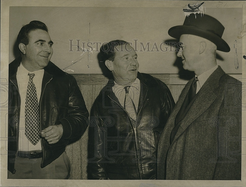 1954 Press Photo Pilot Howard Thornley w/ Atty. Joseph McDonough facing charges - Historic Images