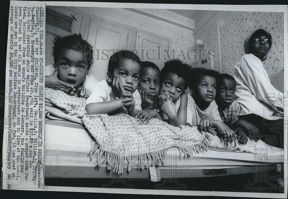 1969 Press Photo Joan Chavers &amp; her children, Cecilia, William, Bruce &amp; Regina - Historic Images