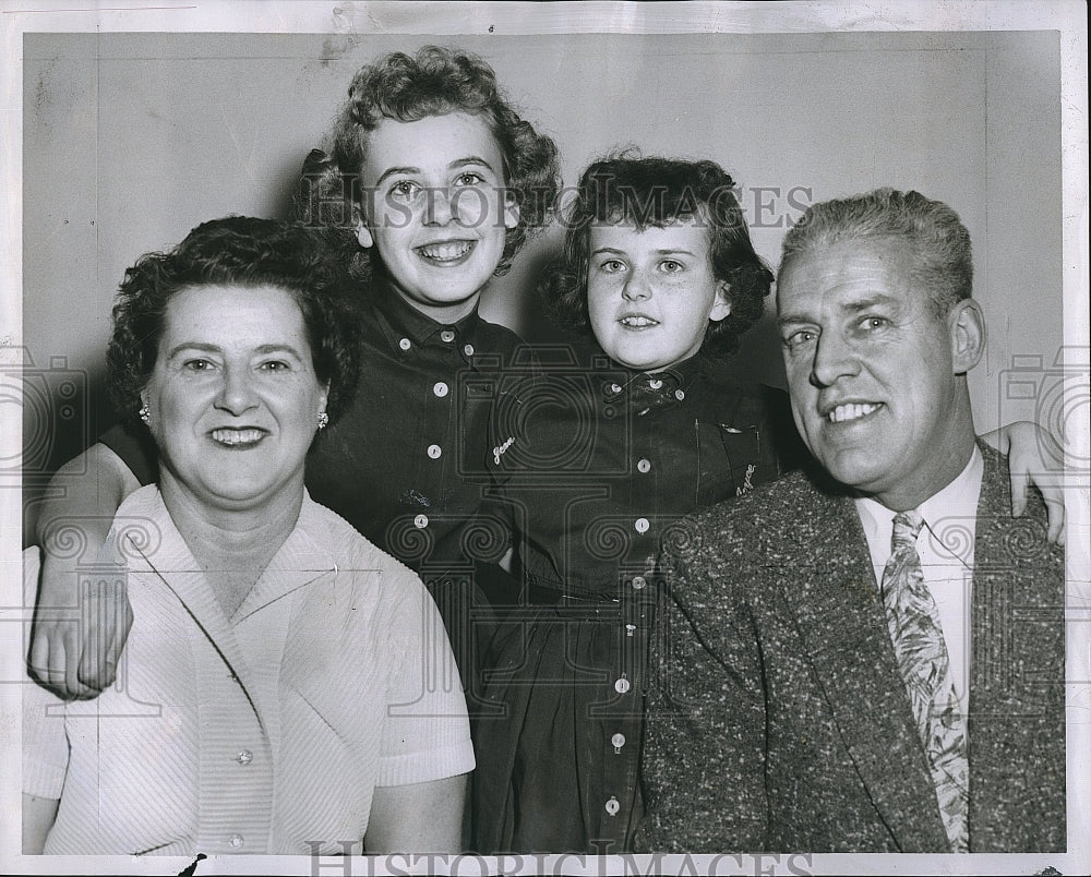 1958 Press Photo Mr &amp; Mrs Thomas Dolan and Daughters - Historic Images