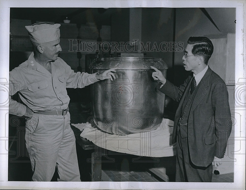 1945 Press Photo Major General William Chase &amp; Gold Pot Used for Making Wine - Historic Images