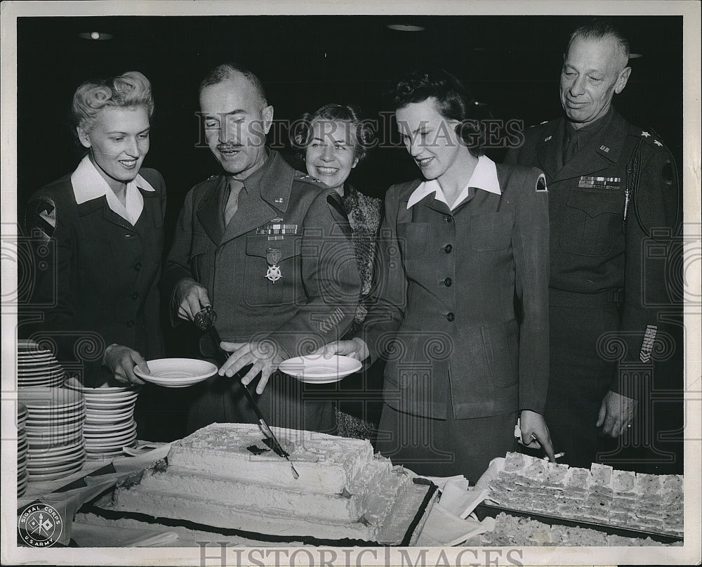 1948 Press Photo Major General William Chase Camp Drake Service Club - Historic Images