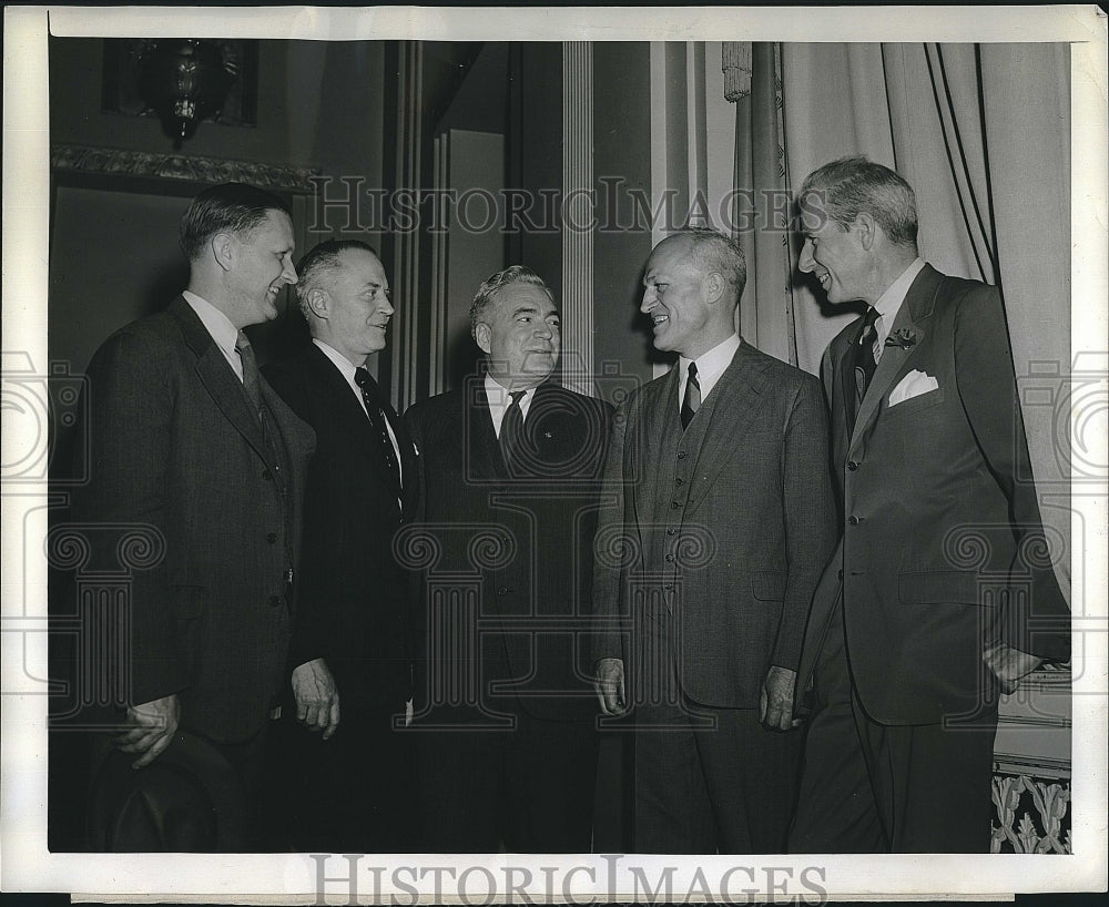 1943 Press Photo Leader of National War Fund Raymond Chase, Albert Carter - Historic Images