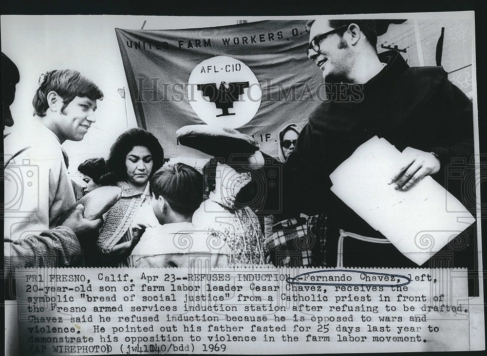 1969 Press Photo Fernando Chavez Son of Labor Leader Cesar & Priest - Historic Images