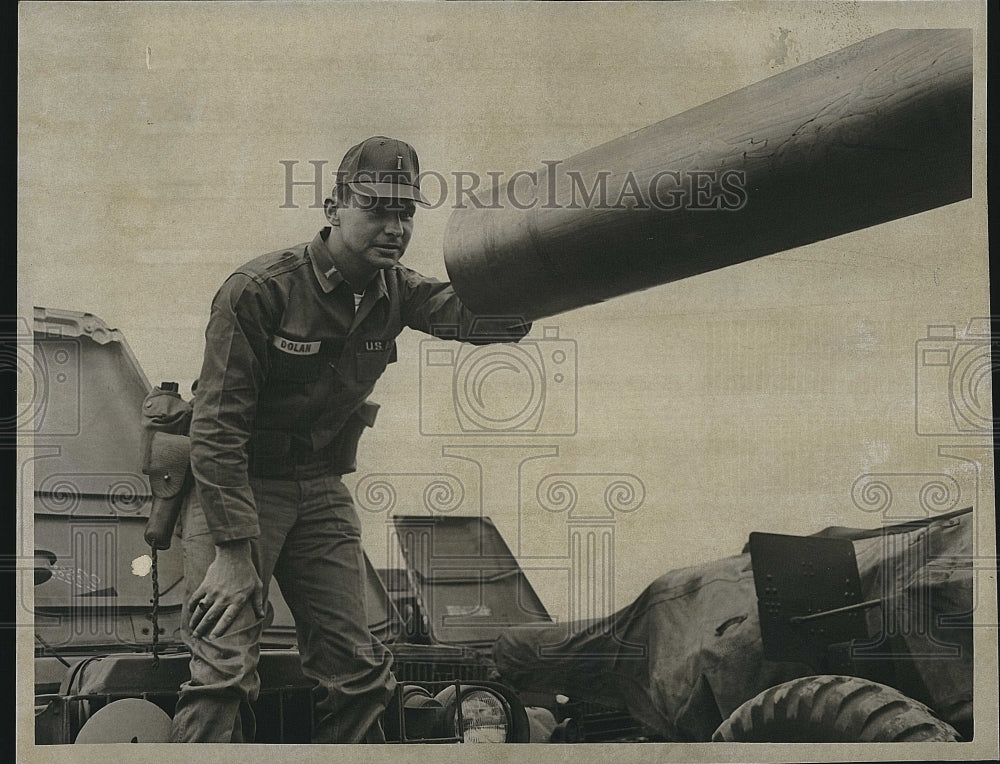 1965 Press Photo Lt Peter F. Dolan at Camp Drum,NY with a tank - Historic Images