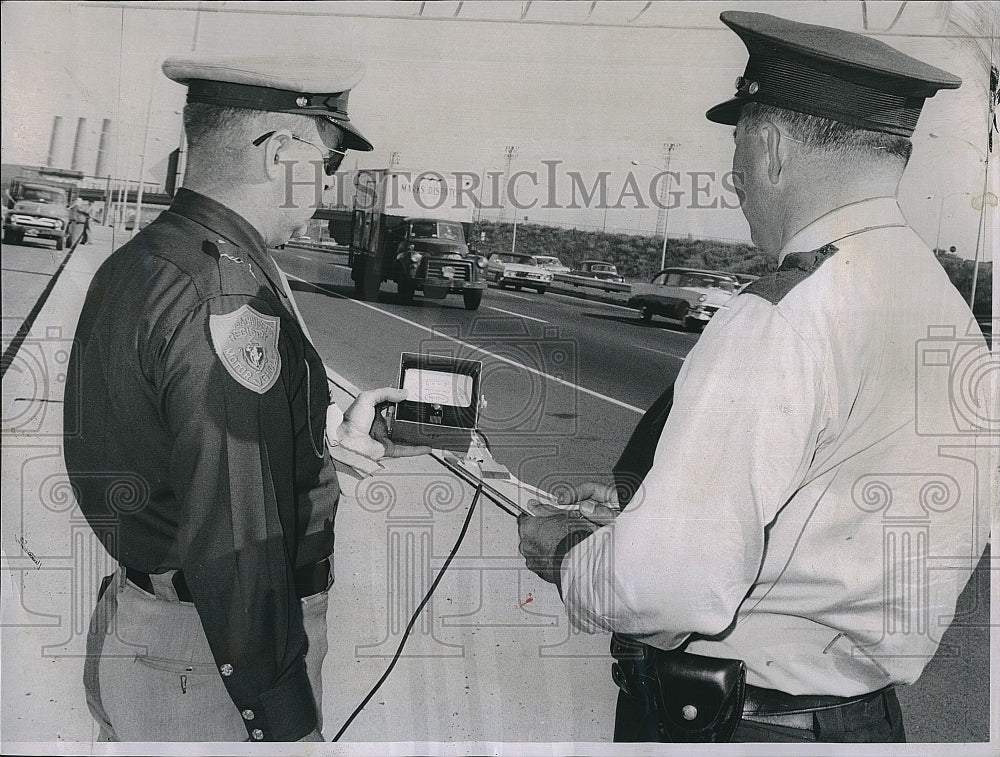 1962 Press Photo Police Officers John O&#39;Donnel &amp; Joseph Carlil - Historic Images