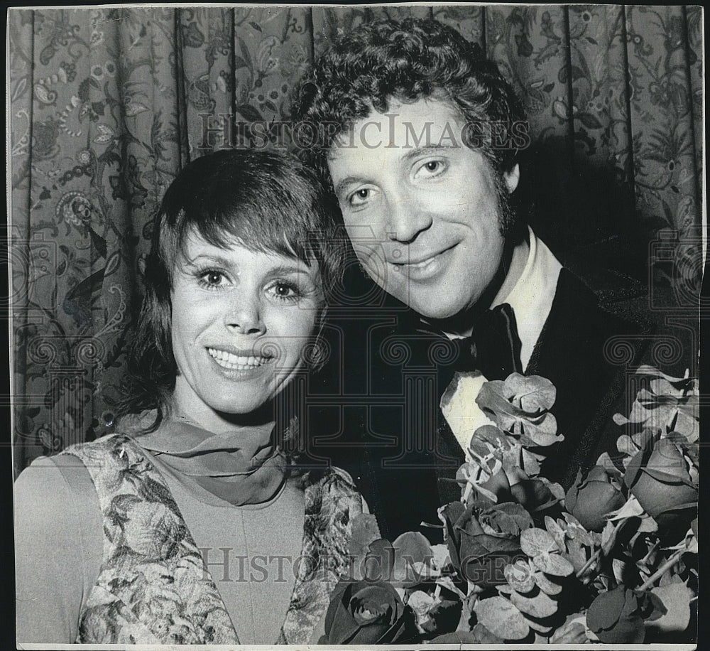 1970 Press Photo Singer Tom Jones &amp; Judy Carnes - Historic Images