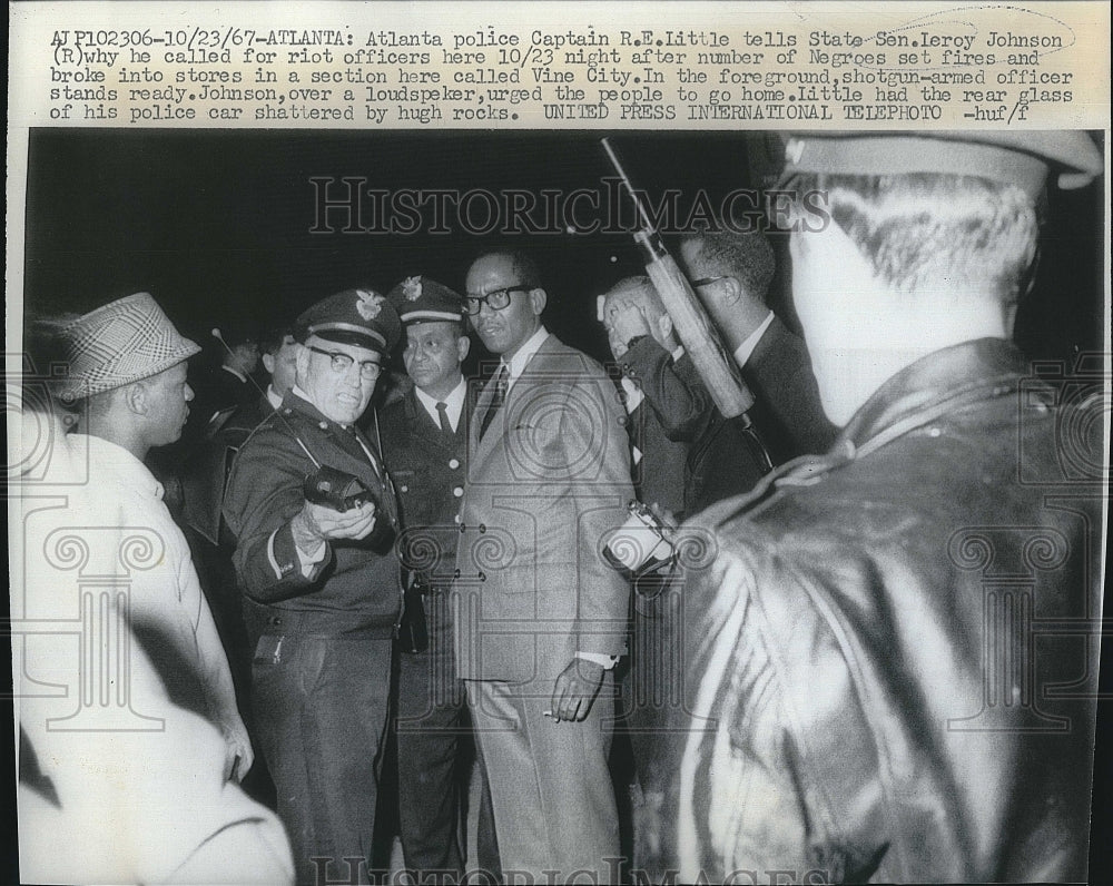 1967 Press Photo Atlanta Police Captain R E Little &amp; Senator Leroy Johnson - Historic Images