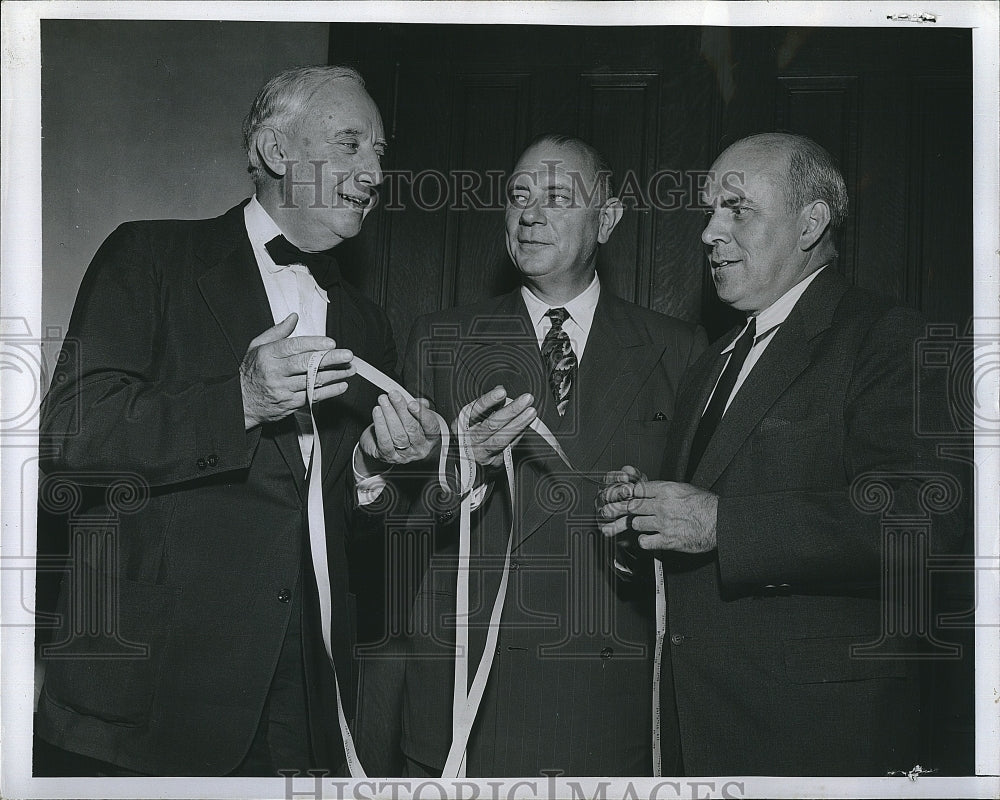 1947 Press Photo NY Stock Exchange President Emil Schram Looks At Quote - Historic Images