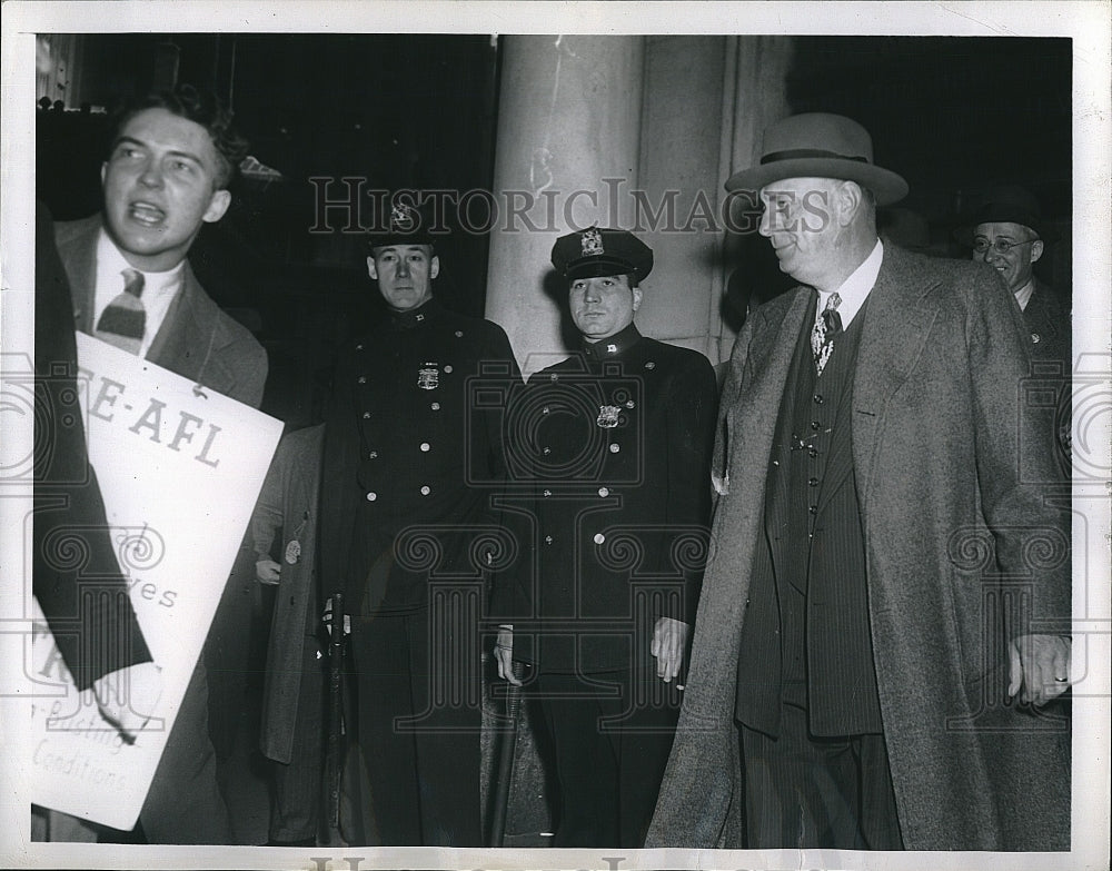 1948 Press Photo NY Stock Exchange President Emil Schram Walks Past Picket Line - Historic Images