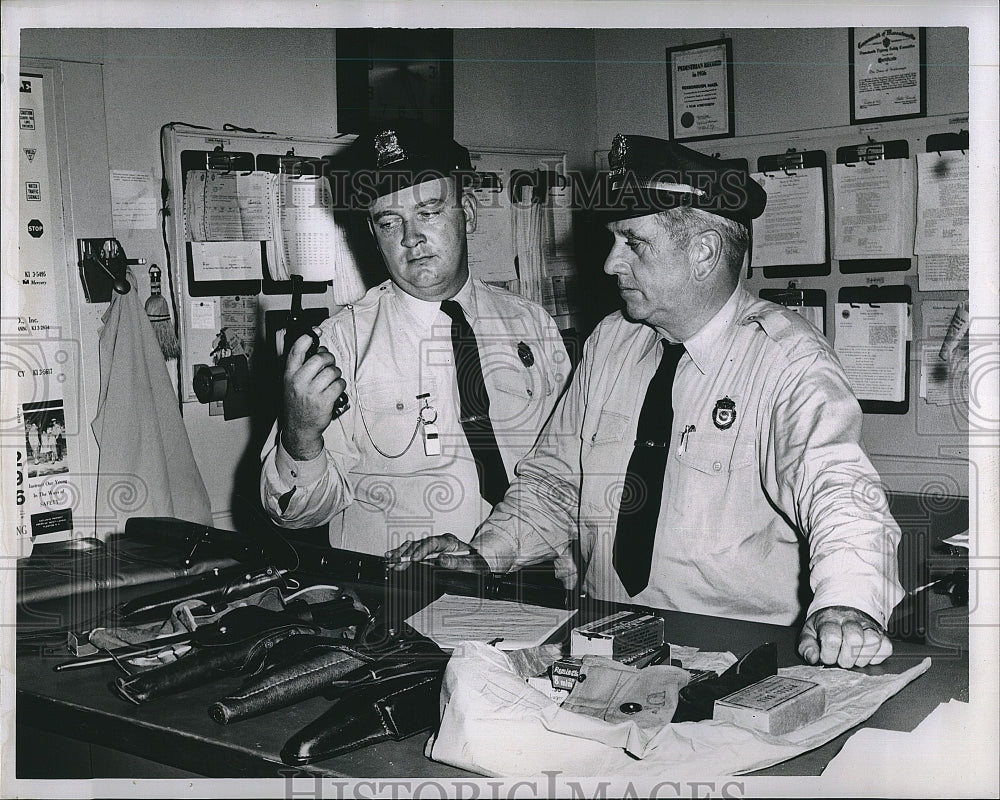 1961 Press Photo Policeman Dennis Dolan &amp; John Rockett with weapons - Historic Images