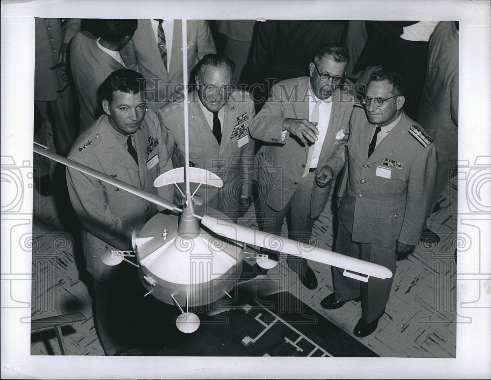 1959 Press Photo Sky station model, PL Spencer,Lt Gen  Schriever,Lt Gen Trudeau, - Historic Images