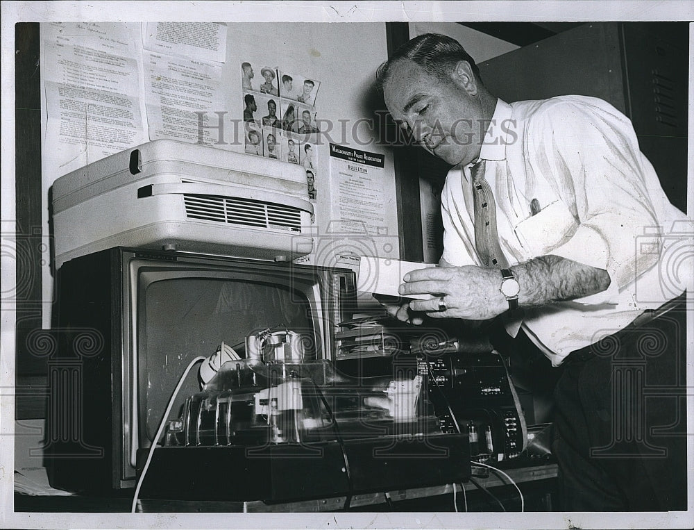 1963 Press Photo Detective Edward Barrett - Historic Images